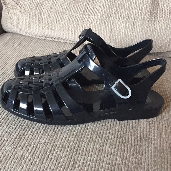 black fisherman sandals